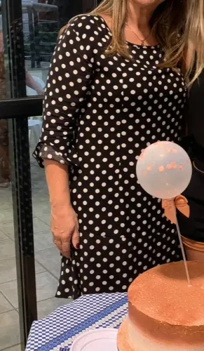 Vestido preto com bolinhas brancas