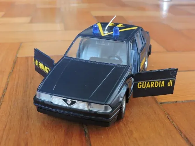 Miniatura Alfa Romeo 75 Guardia di Finanza Bburago