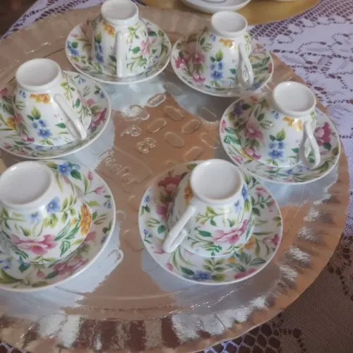 Jogo de xícaras de porcelana florido