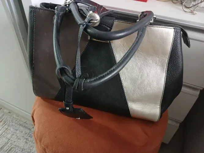 Bolsar preto com detalhe prara e dourado 