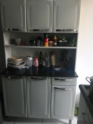 Armário de cozinha branco com 3 portas