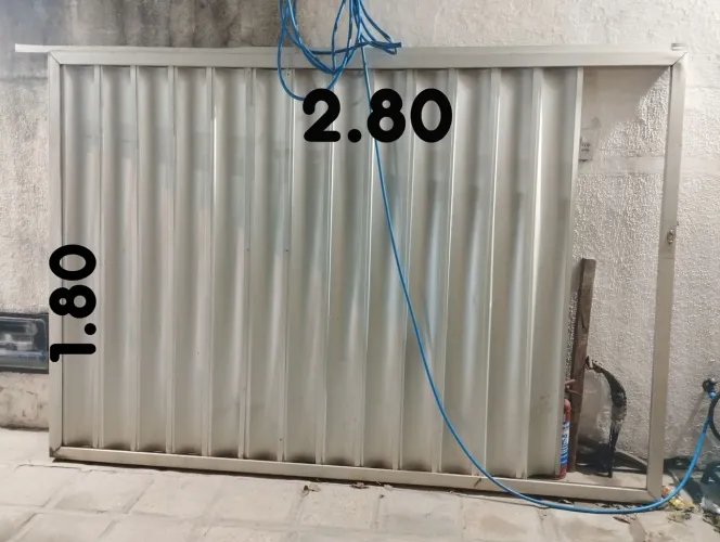 Portão garagem em alumínio com trilhos e chave