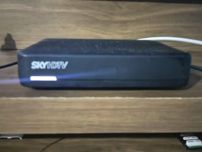 Aparelho sky || cabo HDMI || fonte .