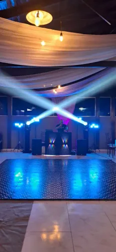 DJ com Pista de led e iluminação moving