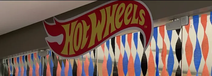 Decoração logomarca Hot Wheels em placa PVC com adesivo vinil