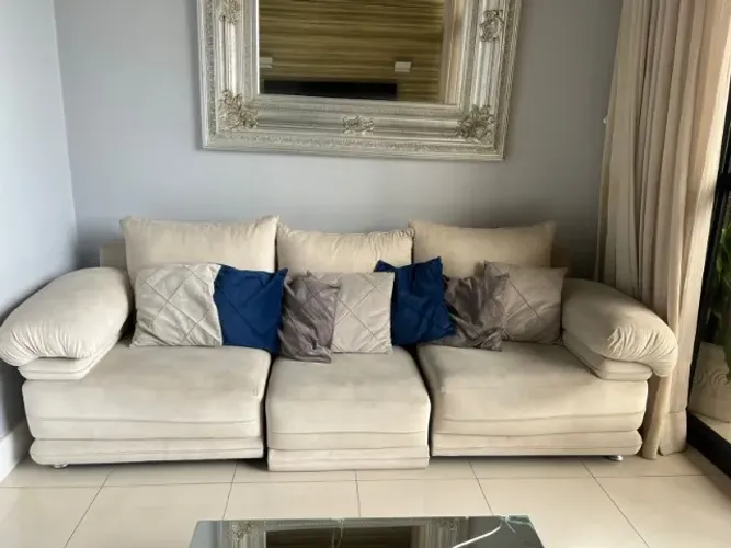Sofá 6 lugares em suede na cor marfim 296 cm x 95 cm R$600,00