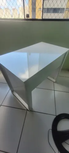 Mesa pequena para estudos branca
