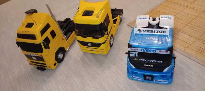 03 Caminhoes miniaturas colecionaveis 1/20