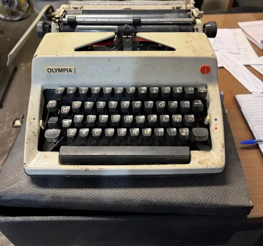 Máquina de escrever Olympia antiga