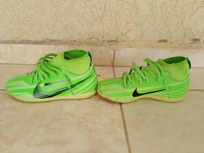 Chuteira Nike infantil tamanho 36
