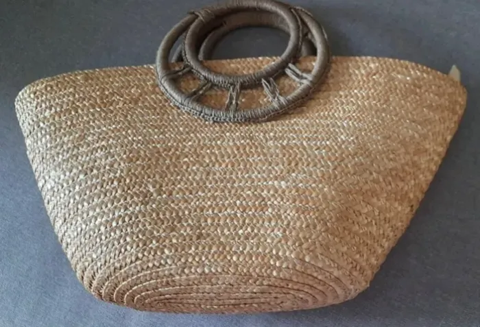 Bolsa de palha com alças em cordão e forro interno