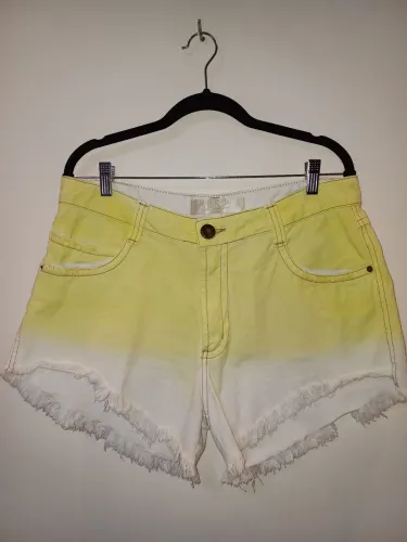 Shorts Lança Perfume com bolsos frontais e traseiros,  tam.40.