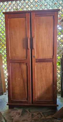 Armário em madeira maciça