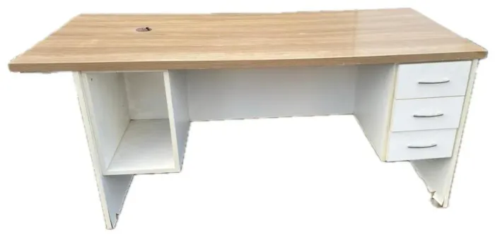 Mesa de escritório com 3 gavetas cor maple e branco ( são 2 mesas, valor é de cada)