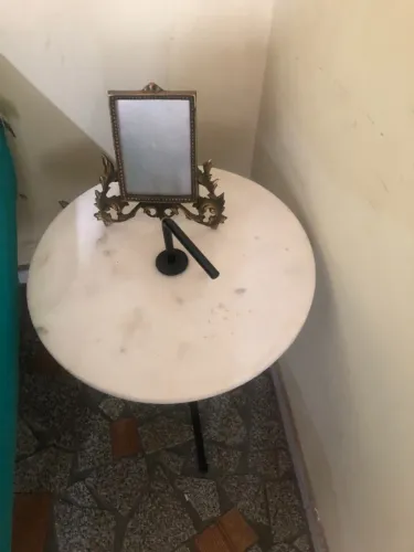 Mesa lateral com tampo de marmore pés metálicos