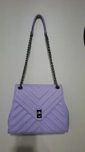 Bolsa de Ombro Lilás com Corrente