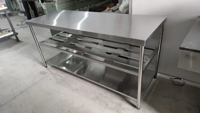 Bancada de Inox 1,80m x 0,70m - Prateleira Lisa/Gradeada Alta Durabilidade