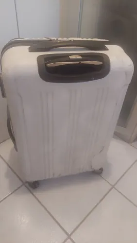 Malas de viagem várias cores com design moderno