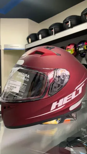 Capacete polar vermelho fosco