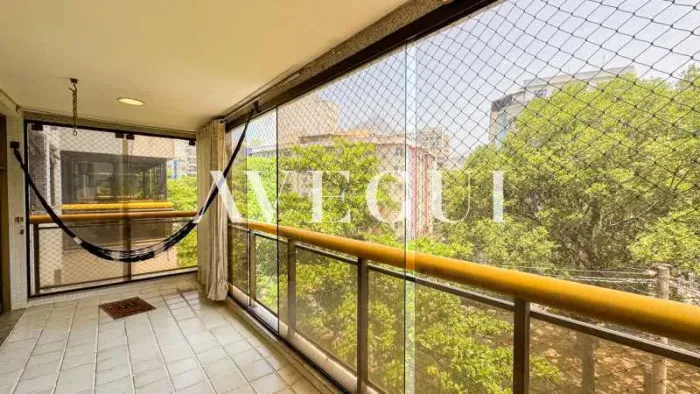 Apartamento com varanda, 2 quartos (1 suíte), amplo e arejado!