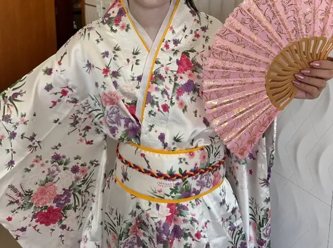Kimono japonês branco com flores cerejeira rosa