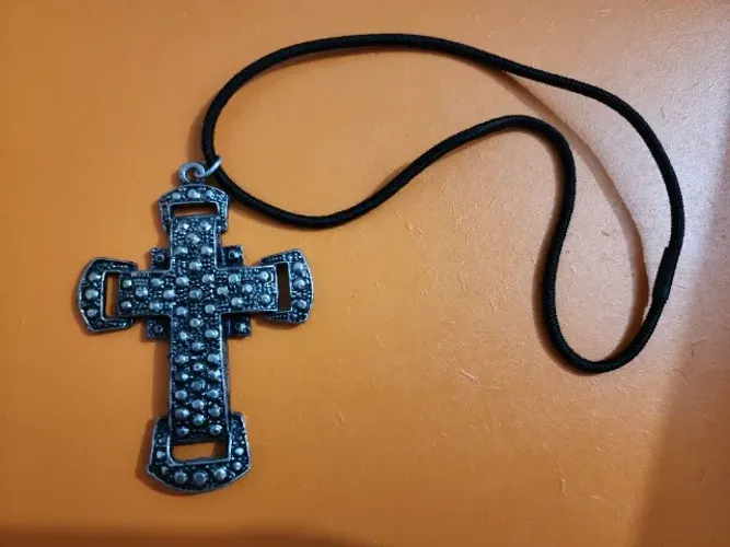 Cordão com pingente cruz 7,5 cm (novo)