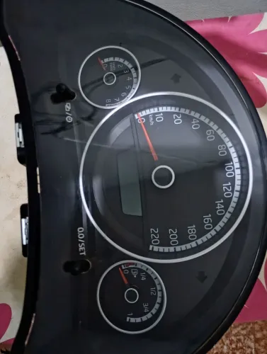 Painel de instrumentos do VW UP Tsi com conta giros.