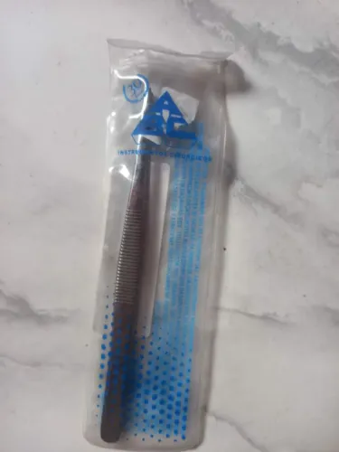 Pinça e fios de sutura 