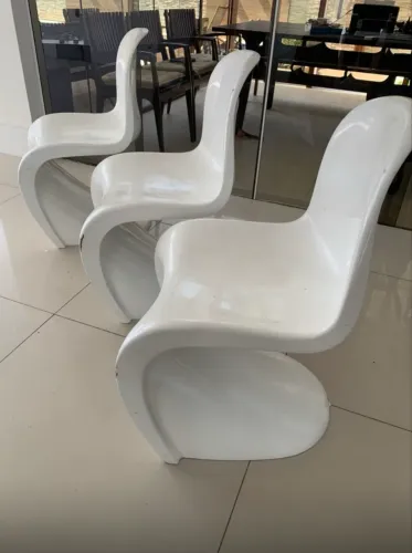 Vende-se 3 cadeiras brancas de fibras