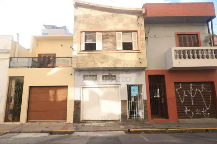 Sobrado Amplo com 200m² na Rua Santa Cruz - Conforto e Espaço no Centro de Pelotas