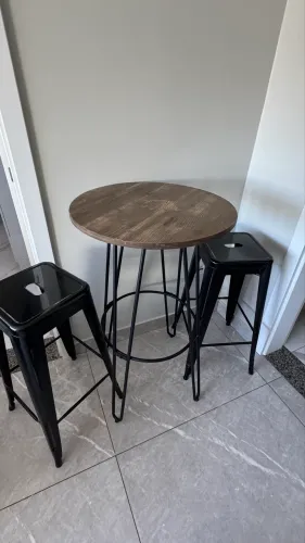 Conjunto mesa alta e banquetas