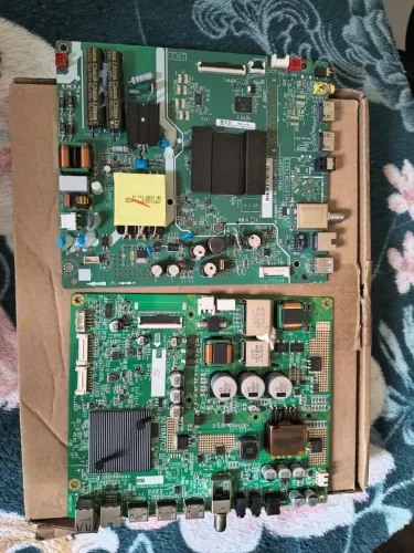 Duas placas principais das TVs tcl modelo 43s615 e da TV  Aiwa modelo Aws-tv-43-bl-01 