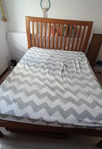 Cama casal em madeira angelim
