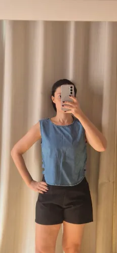 Blusa tecido jeans, tamanho P, a R$ 10,00