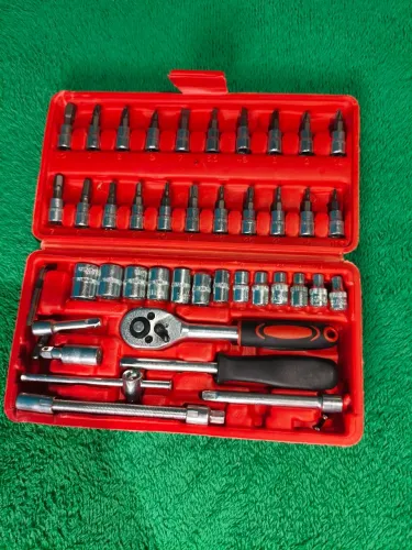Kit ferramentas com 46 peças jogo de soquete com catraca reversível e com maleta