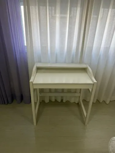 Escrivaninha para quarto com tampo - cor branco 