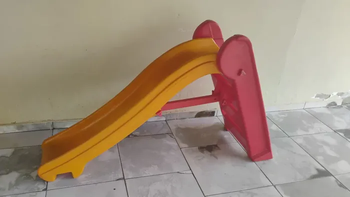 Escorregador infantil em ótimo estado 