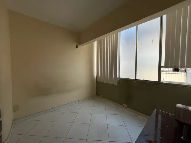 Ed. Peixoto - Dois quartos, uma vaga, andar alto.