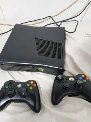 Xbox360 com vários jogos gta v etc...