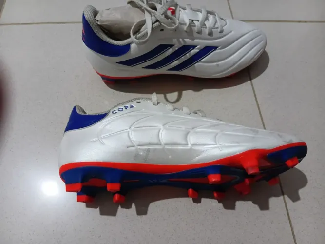 Chuteira de campo da adidas R$150