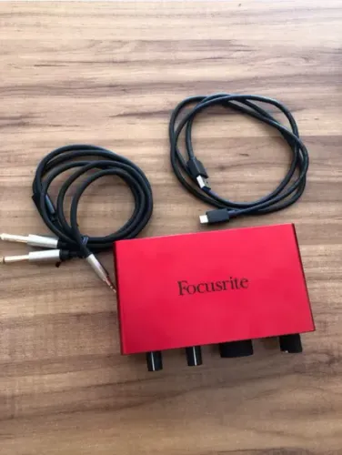 INTERFACE DE ÁUDIO FOCUSRITE SCARLETT SOLO 4TH GEN VERMELHA