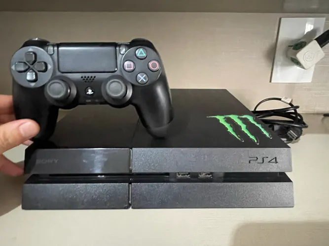 Ps4 com 1 controle. Console muito conservado, funcionando perfeitamente.