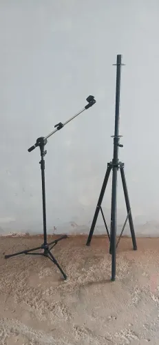 Pedestais de microfone e caixa de som 
