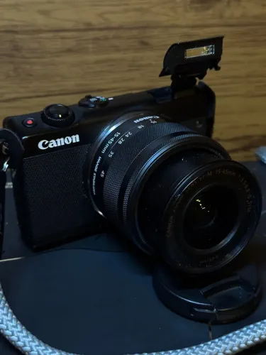 câmera canon EOS M100