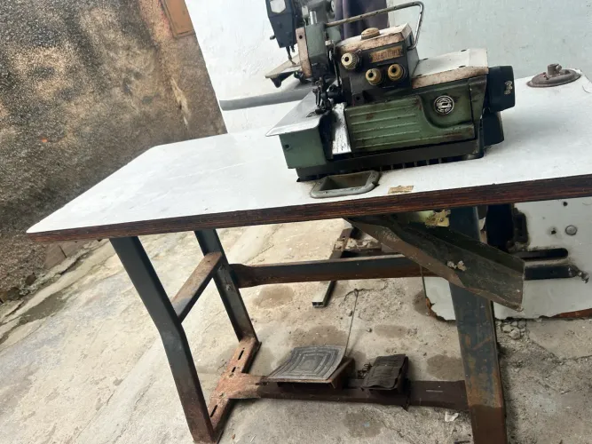Máquina Overloque industrial
