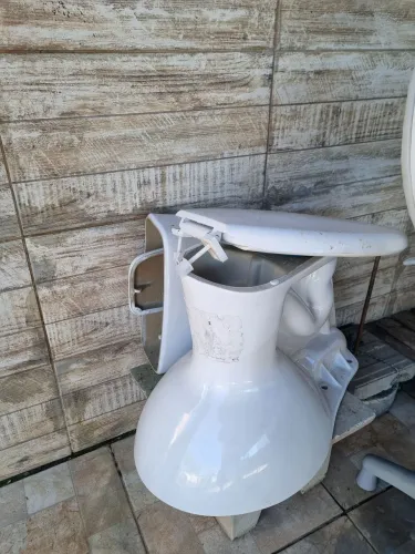 Vaso sanitário com caixa de descarga e tampa de vaso