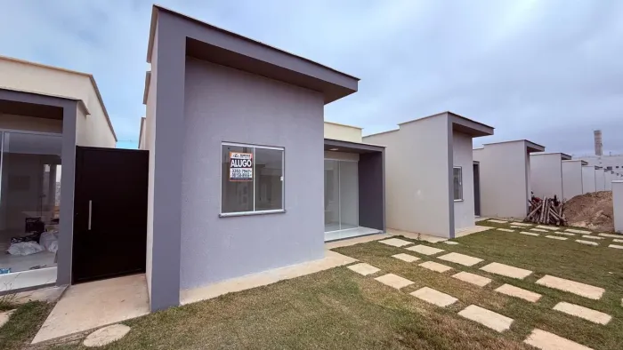Alugo casa solta de 2/4 sendo 01 suite nova (1º locação) em Condominio com completa infra