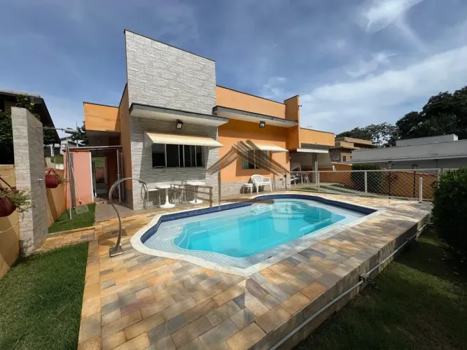 Linda casa com 3 dormitórios, em frente à área verde no Ninho Verde 1, acesso de asfalto