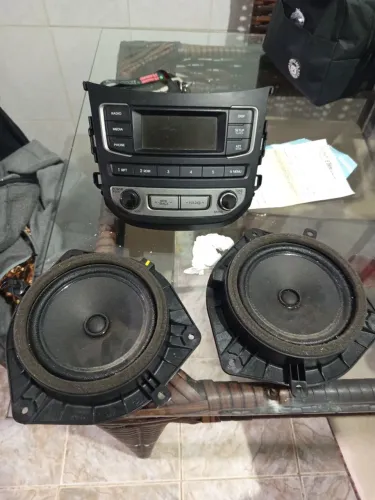 Rádio com um par de alto falante original do HB 20 2017