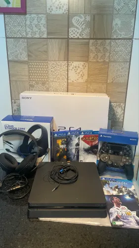PS4 slim 500gb + jogos + 2 controles originais + Headset Hyperx